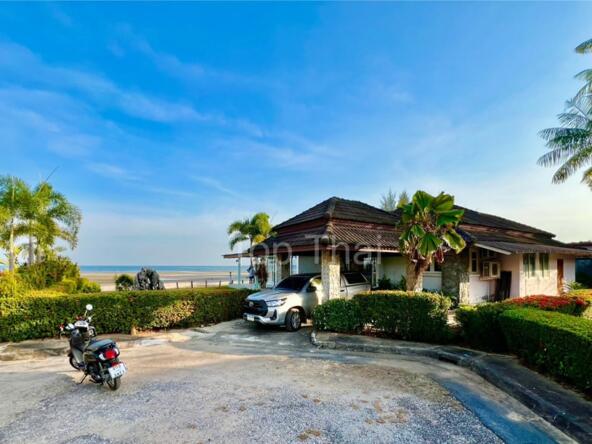 Luxurious 3-bedroom beachfront house in Mae Phim, Rayong with a panoramic ocean view"