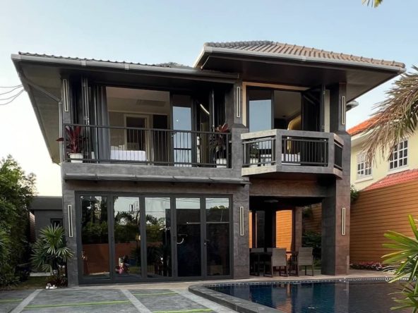 Luxurious 2-storey pool villa in Jomtien with lush garden and private amenities.